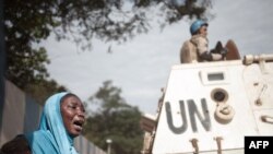 Une femme en pleurs devant le siège de la Minusca, Bangui, le 11 avril 2018