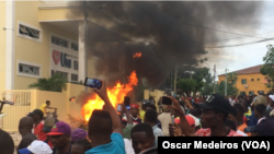 Protesto junto a Igreja Universal do Reino de Deus destruídas depois de tumultos na cidade de São Tomé