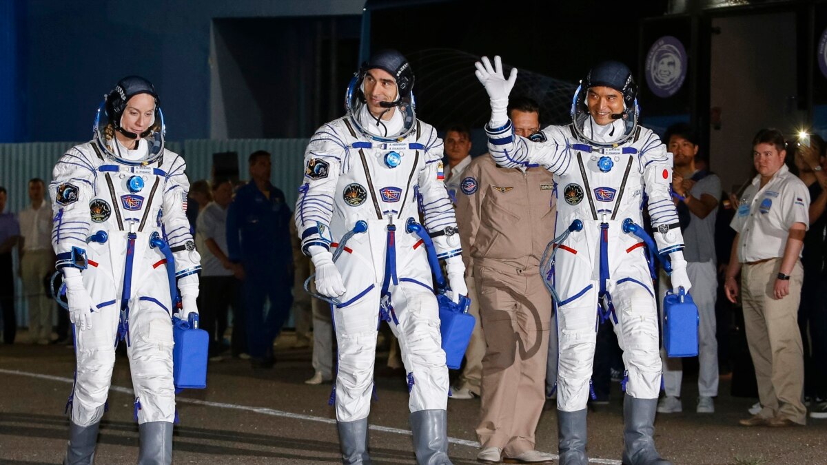 3人搭乘飞船抵达国际空间站