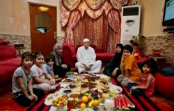 Keluarga Irak menunggu saat berbuka puasa di Basra, Irak, 6 Juli 2014. (Foto: dok).