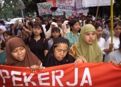 Pekerja rumah tangga melakukan protes yang bertepatan dengan Hari Perempuan Internasional, mereka mendesak pemerintah melarang pekerja rumah tangga Indonesia bekerja di luar negeri. (Foto: Reuters)