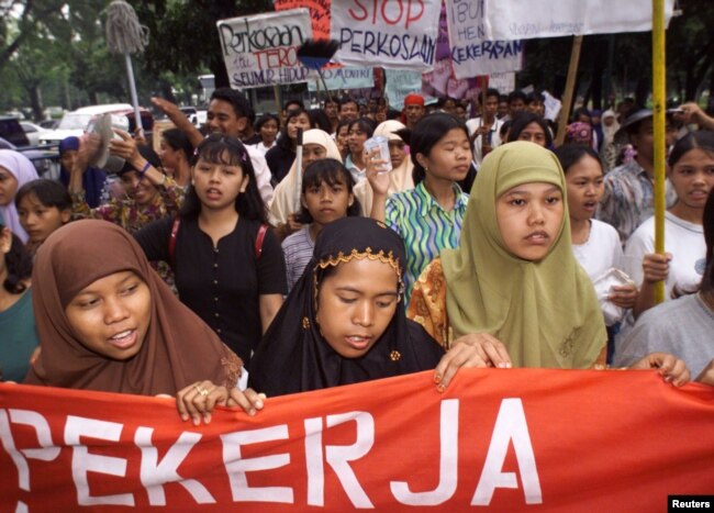 Pekerja rumah tangga melakukan protes yang bertepatan dengan Hari Perempuan Internasional, mereka mendesak pemerintah melarang pekerja rumah tangga Indonesia bekerja di luar negeri. (Foto: Reuters)
