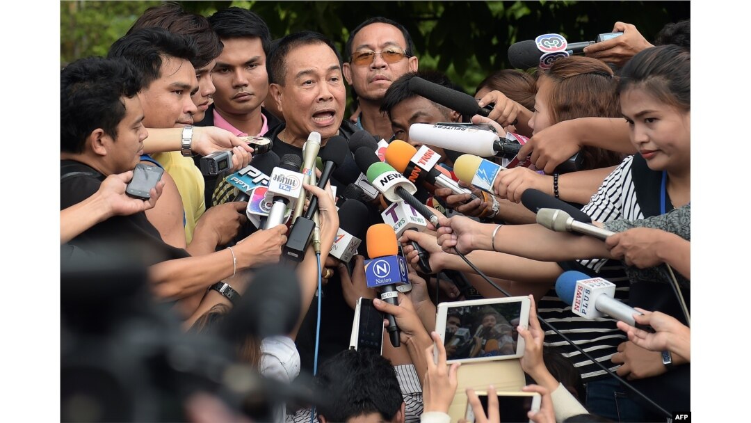 National police chief General Somyot Poompanmoung speaks to reporters outside the compound where police detained a suspect in the August 17 Bangkok shrine bombing, in a Bangkok suburb on Aug. 29, 2015.