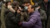 北京便衣粗暴干涉美国之音记者(左)采访浦志强案