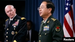 미국을 방문한 팡펑후이 중국 인민해방군 총참모장(오른쪽)이 15일 미 국방부에서 마틴 뎀프시 미 합참의장과 공동기자회견을 가졌다. 