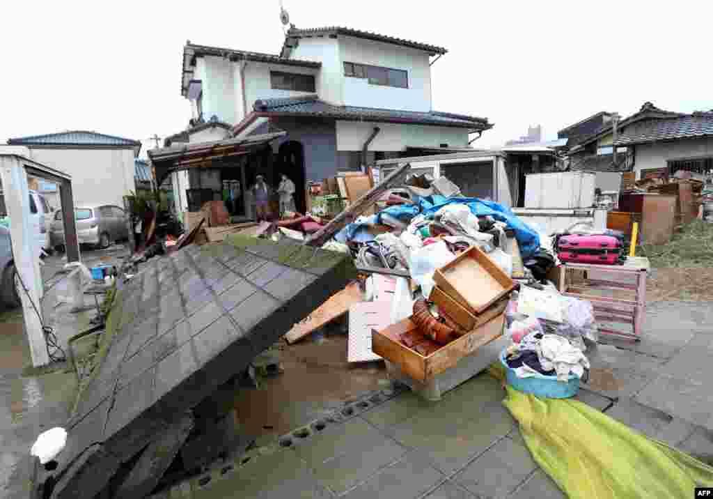 جاپان کے ساحلی علاقے کماموتو میں ہونے والی تباہ کن بارش سے رہائشی علاقوں میں تباہی ہوئی ہے۔