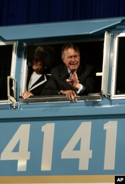 El tren "Union Pacific 4141" nombrado en honor del expresidente George H.W. Bush, en 2005, lleva los restos del exmandatario hasta su biblioteca presidencial en College Station, Texas, donde recibirá sepultura. Foto: AP, octubre 18 de 2005.