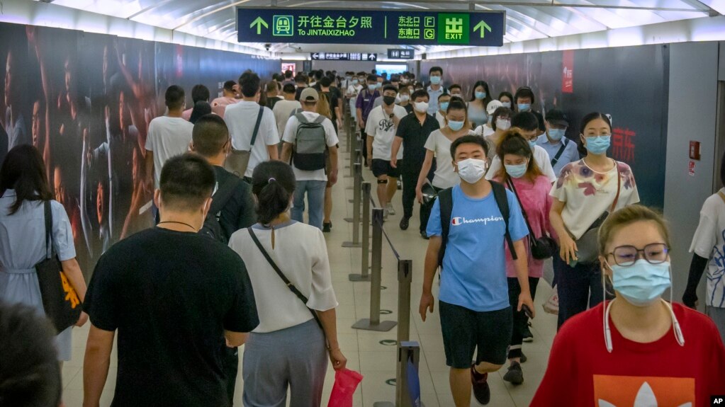中国疫情扩散局势下的北京市民早高峰乘地铁上班。（2021年8月4日）(photo:VOA)