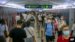 Ljudi nose radi zaštite od Covida u podzemnoj željeznici u tokom jutarnje špice u Pekingu, u srijedu, 4. augusta 2021.