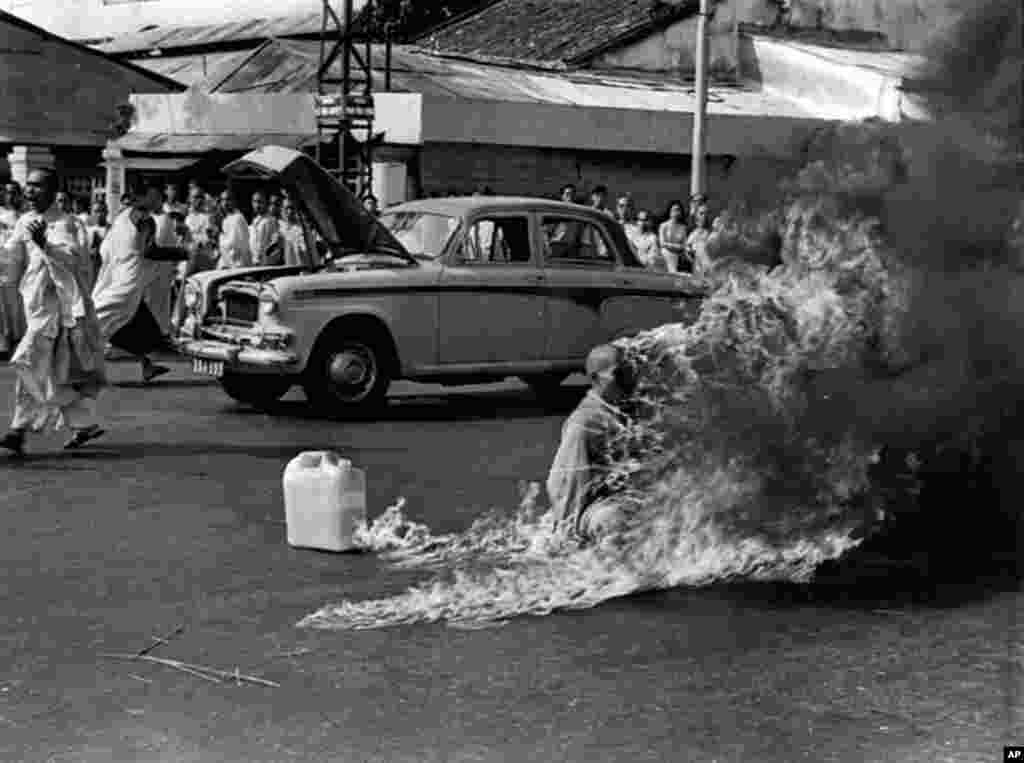 1963年6月11号在越南西贡市主要高速公路的路口,73岁的广德僧侣全身浸透汽油,在成千上万旁观者面前点火自焚。他事先宣布,政府迫害佛教徒,他要用自杀来抗议。(AP)