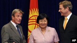 Kyrgyzstan President Roza Otunbayeva meets with French Foreign Minister Bernard Kouchner (L) and German Foregin Minister Guido Westerwelle (R) during a two-day informal meeting with top officials from 56 OSCE states, Bishkek, 16 July 2010
