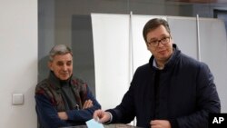 Lider SNS-a i predsednik Srbije, Aleksandar Vučić, glasa na izborima za Skupštinu grada Beograda, 4. marta 2018. Lista SNS-a odnela je ubedljivu pobedu na ovim izborima.