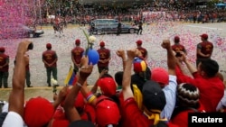 Dân chúng ở Caracas đón đoàn xe chở quan tài cố Tổng thống Venezuela Hugo Chavez. Chính phủ Venezuela quyết định bỏ ý đồ ướp và phơi bày vĩnh viễn xác của cố Tổng thống Hugo Chavez 
