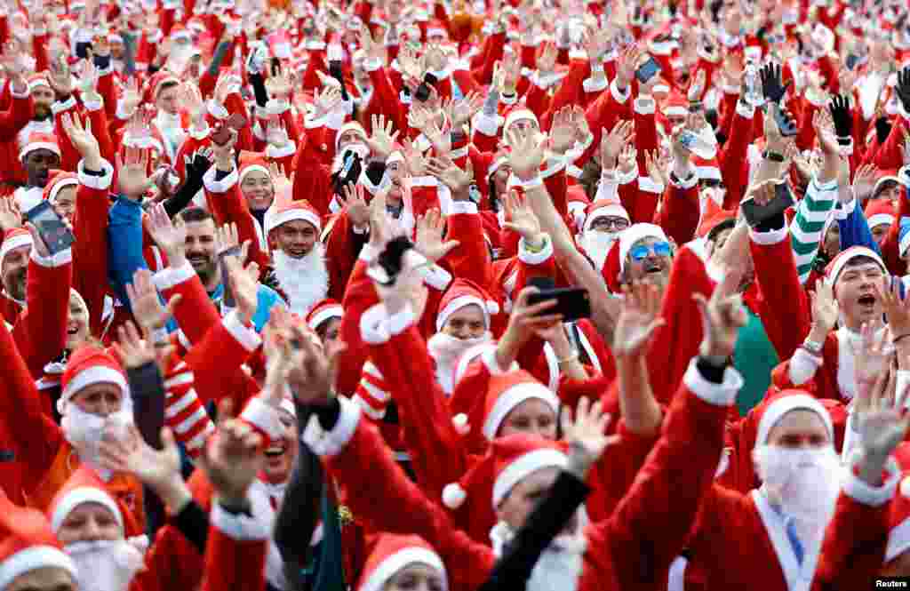 London Santa အပြေးပြိုင်ပွဲ မစခင် Victoria ပန်းခြံမှာ သွေးပူ ကိုယ်လက်လှုပ်ရှားလုပ်နေကြတဲ့ စင်တာတွေပါ။ Britain၊ London၊ ဒီဇင်ဘာ ၂ ၂၀၁၈