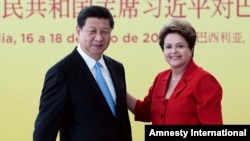 شی جين پينگ رئیس جمهوری چین (چپ) , ديلما روسف همتای برزيلی او در مراسم امضای قرارداد در برازیلیا – ۲۶ تيرماه ۱۳۹۳ 