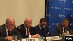 美国外交政策全国委员会举行美国、日本、澳大利亚安全合作讨论会，左起，前美国国务院亚太副助卿李维亚、迈克德维特、澳大利亚国立大学国家安全学院院长洛伊·梅德考夫、日本东京防卫大学教授山口升(美国之音方冰拍摄)