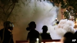 چند بار پلیس شهر فونیکس از گاز اشک آور استفاده کرد. 