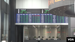 2019年5月6日，深圳证券交易所公告牌显示沪深股指普遍下跌。（美国之音艾伦拍摄）