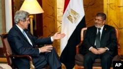 U.S. Secretary of State John Kerry, left, meets with Egyptian President Mohammed Morsi in Addis Ababa, Ethiopia, May 25, 2013. 