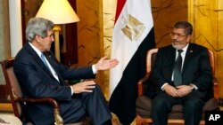 Ngoại trưởng Mỹ John Kerry gặp Tổng thống Ai Cập Mohamed Morsi tại Addis Ababa, Ethiopia, ngày 25/5/2013.