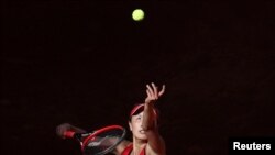 Petenis asal China Peng Shuai siap melakukan servis pada pertandingan turnamen Madrid Open 2018 melawan petenis asal Spanyol Garbine Muguruza. (Foto: Reuters/Susana Vera)