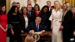Presiden AS Donald Trump menandatangani perintah eksekutif untuk memerangi perdagangan manusia, di Gedung Putih, hari Jumat (31/1).
