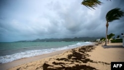 Yon foto ki montre plaj sou Bè Nettle nan Marigot kote van ap vante a k fòs pandan pasaj siklòn Irma nan zòn nan.