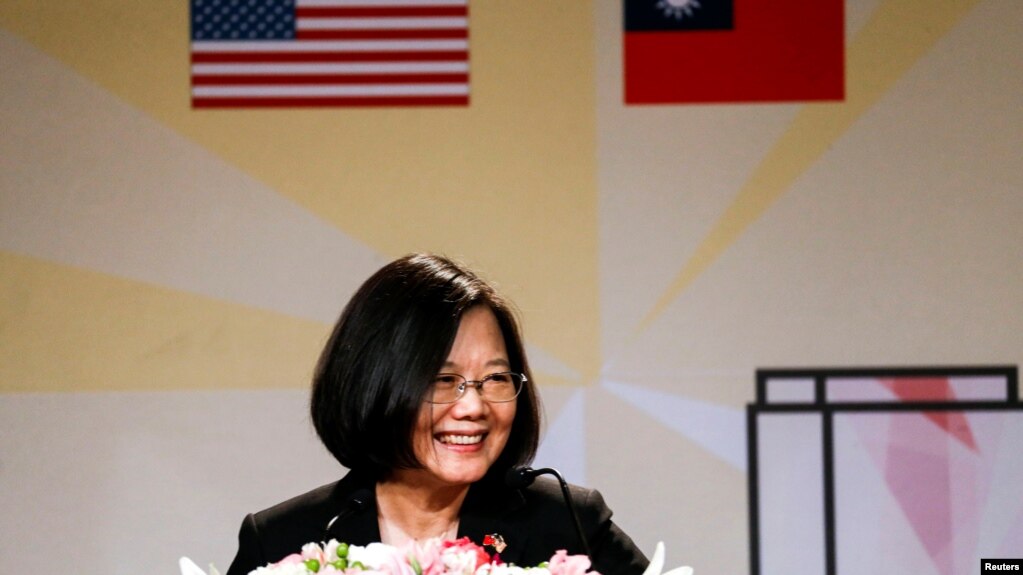资料照：台湾总统蔡英文在访问南美邦交国途径洛杉矶时发表讲话。（2018年8月12日）(photo:VOA)