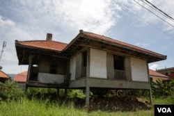 One of the houses in 100 Houses by late architect Vann Molyvann that is still in its original form, albeit some decay and without any residents for quite some time. (Nov Povleakhena/VOA Khmer)