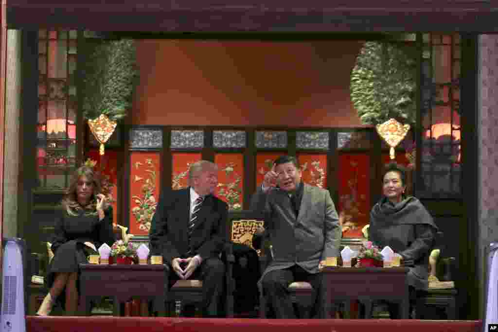 美國總統川普(中左)和第一夫人梅拉尼婭(左)與中國國家主席習近平(中右)與夫人彭麗媛(右)在北京故宮觀看京劇。(2017年11月8日)