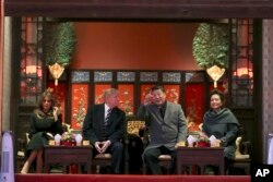 2017年11月8日美國總統特朗普和第一夫人梅拉尼亞（左）與習近平（中右）和夫人 彭麗媛（右）在北京故宮觀看京劇 (資料圖片)