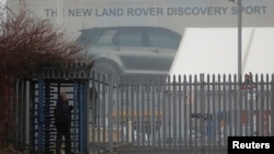Seorang pekerja memasuki pabrik Jaguar Land Rover (JLR) di kota Liverpool, Inggris, Kamis (10/1). Ford dan JLR melakukan PHK besar-besaran di seluruh Eropa