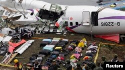 5일 타이완 타이페이에서 추락한 트랜스아시아 여객기 동체와 탑승객들의 짐가방들이 놓여있다.