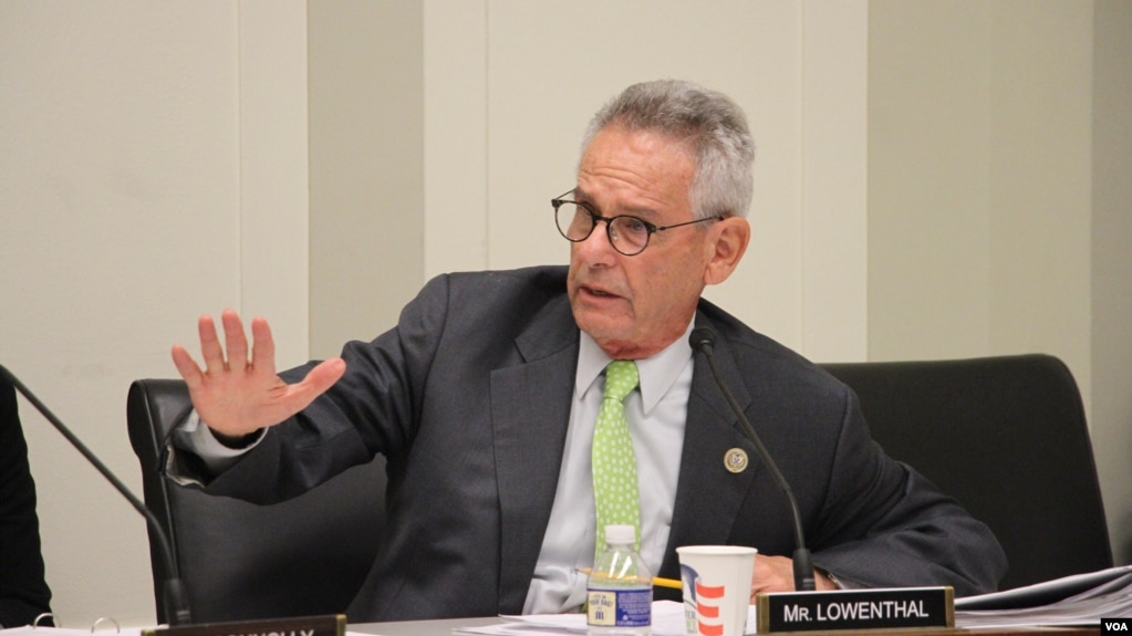 Dân biểu Alan Lowenthal tại một buổi điều trần về nhân quyền ở Toà nhà Văn phòng Quốc hội Mỹ ở Washington DC hồi tháng 12/2017.