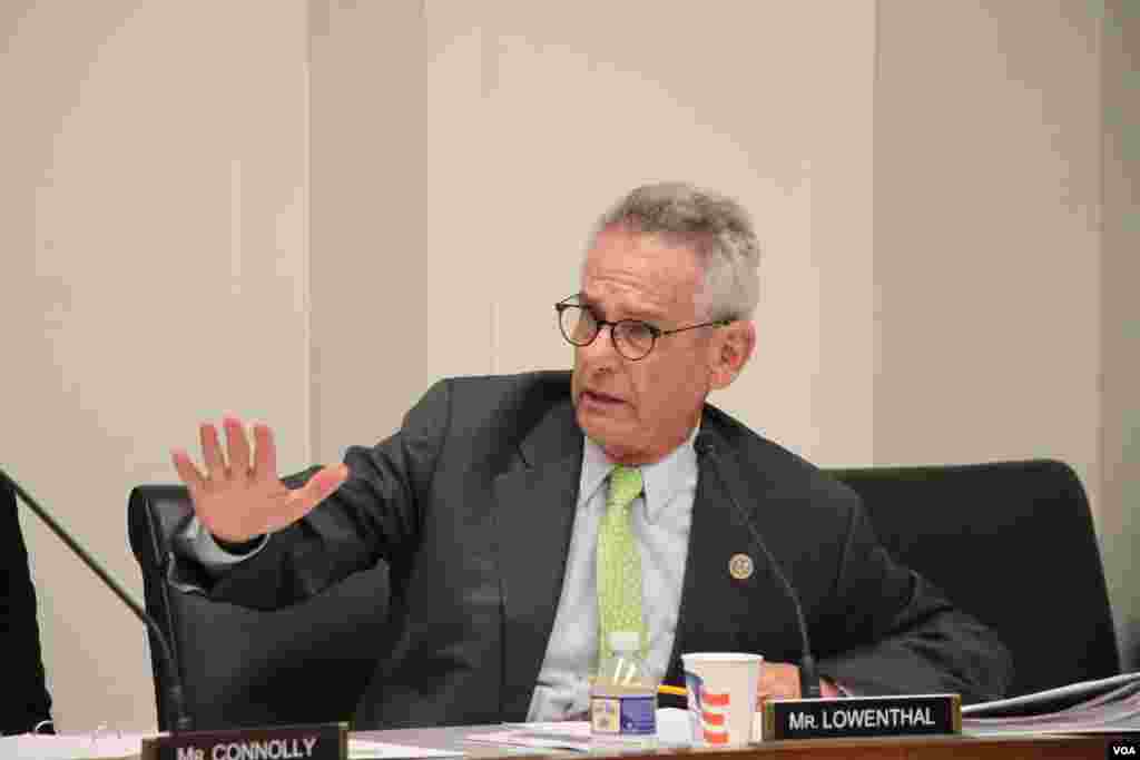 Congressman Alan Lowenthal (D-CA), chairman of the Cambodian caucus in the US House of Representatives, spoke at the open hearing on &ldquo;Cambodia&#39;s Descent: Policies to Support Democracy and Human Rights&rdquo; on Tuesday December 12, 2017 at the Rayburn House Office Building. (Sreng Leakhena/VOA Khmer)&nbsp;