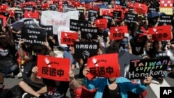 Ratusan ribu demonstran berpakaian hitam kembali memprotes RUU ekstradisi kontroversial di Hong Kong, Minggu (16/6).