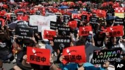 台湾民众与在台湾的港生在台北立法院外举行支持香港反送中运动的集会。（2019年6月16日）