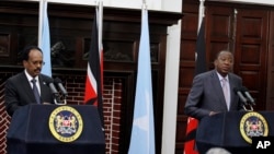 Kenyan President Uhuru Kenyatta, right, speaks during a joint news conference with Somalia President Mohamed Abdullahi Mohamed at State House in Nairobi, Kenya, March 23, 2017. 