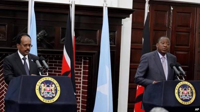 Kenyan President Uhuru Kenyatta, right, speaks during a joint news conference with Somalia President Mohamed Abdullahi Mohamed at State House in Nairobi, Kenya, March 23, 2017. 