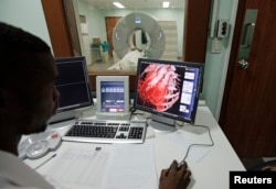 Seorang dokter sedan memperhatikan layar monitor dengan yang menunjukkan grafik jantung manusia. (Foto:dok)