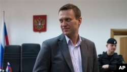 Aktivis oposisi Rusia Alexey Navalny berbicara kepada jurnalis di dalam gedung pengadilan di Moskow. (Foto: Dok)