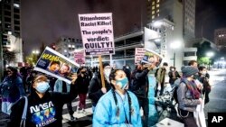 Manifestan pran lari nan Oakland, eta Kalifoni pou pwoteste kont desizyon yon jiri pran pou'l jwenn non koupab Kyle Rittenhouse, Vandredi 19 Nov. 2021.