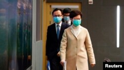 香港特首林郑月娥戴着口罩抵达新闻发布会。（2020年1月31日）