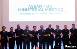 លោក Rex Tillerson ​រដ្ឋមន្ត្រី​ការបរទេស​អាមេរិក ថត​រូប​ជាមួយ​នឹង​រដ្ឋមន្ត្រី​ការបរទេស​អាស៊ាន នៅ​ក្នុង​កិច្ច​ពិភាក្សា​អំពី​អាស៊ាន និង​សហរដ្ឋ​អាមេរិក នៅក្នុង​វេទិកា​ពិភាក្សា​ជា​តំបន់​ស្តី​ពី​ខួប​៥០​ឆ្នាំ​នៃ​សមាគម​ប្រជាជាតិ​អាស៊ីអាគ្នេយ៍ នៅ​ទីក្រុង​ម៉ានីល ប្រទេស​ហ្វីលីពីន កាលពី​ថ្ងៃទី៦ ខែសីហា ឆ្នាំ២០១៧។