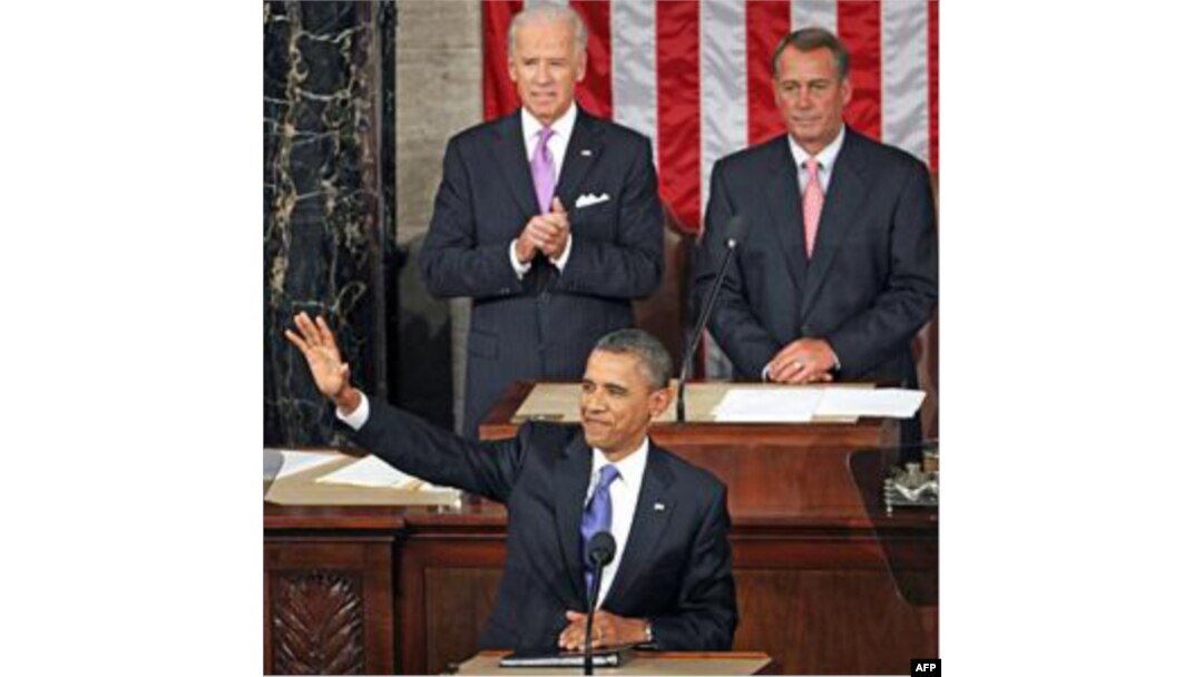 Prezident Barak Obama, o'ngda esa Jon Beyner, respublikachi, Vakillar Palatasi spikeri. Chapda vitse-prezident Jo Bayden, demokrat.