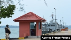 資料照片：在政府組織的媒體參觀期間，柬埔寨海軍人員在西哈努克省的雲朗海軍基地守衛一個碼頭。 (2019 年7月26 日)