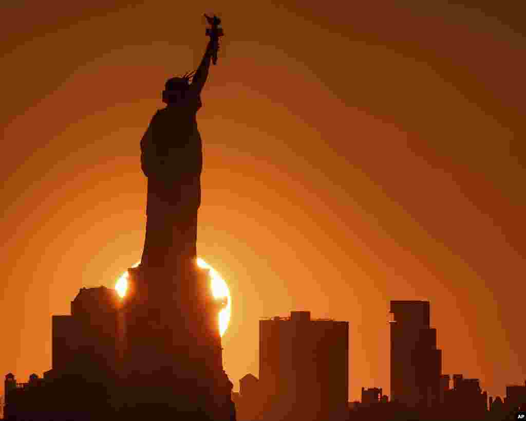 نمایی از طلوع آفتاب از محله بروکلین و جلوه مجسمه آزادی در حومه شهر نیویورک.&nbsp;
