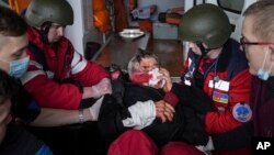 Bolničari hitne pomoći zbrinjavaju staricu teško ranjenu tokom bombardovanja Mariupolja, Ukrajina, 2. marta 2022.