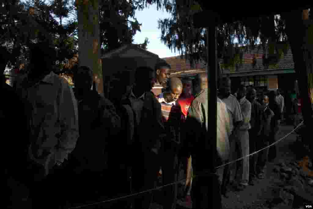 Voters wait in line at the Kibera primary school where presidential candidate Raila Odinga voted, March 4, 2013. (R. Gogineni/VOA)