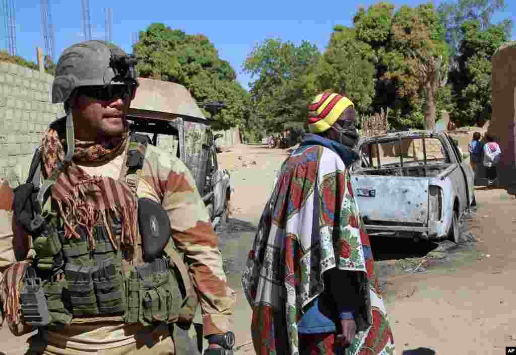 A French soldier secures a perimeter on the outskirts of Diabaly, Mali, January 21, 2013.